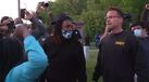 Gesto de xerife norte-americano em protesto gera onda de aplausos