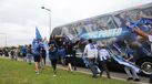 Muita emoção e... pouco distanciamento: a receção ao autocarro do FC Porto no estádio