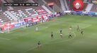 Sorridente e em animada conversa com a equipa técnica: Cristiano Ronaldo foi o primeiro a subir ao relvado para o treino da Seleção