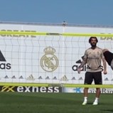 Pontapés de bicicleta, acrobacias e trabalho no duro: assim prepara o Real Madrid o regresso