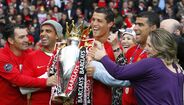 3. Cristiano Ronaldo - O internacional português, que agora representa a Juventus, brilhou ao serviço do Manchester United - o primeiro clube internacional da sua carreira. Com a camisola dos red devils, Cristiano Ronaldo conquistou uma Liga dos Campeões (2007/08), três Premier League (2007, 2008 e 2009), três Supertaças de Inglaterra (2004, 2007 e 2008), duas Taças da Liga Inglesa (2006 e 2009) e uma Taça de Inglaterra (2004). Poucos títulos, não?