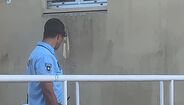 População amarra na rua jovem suspeito de Covid-19 que circulava em bairro de Lisboa