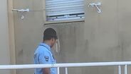 População amarra na rua jovem suspeito de Covid-19 que circulava em bairro de Lisboa