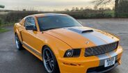 Se é um fã de ‘pony cars’, por menos de 55 mil euros pode ficar com o Ford Mustang Shelby GT California que já foi de Vincent Kompany. O super desportivo do defesa do Anderlecht, depois de ter defendido 11 épocas as cores do Manchestyer City, é o número 50 dos 215 exemplares produzidos para esta edição especial.