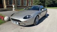Gostaria de ter este Aston Martin DB7 Vantage que passou pelas mãos de Roy Keane? Comprado em 1998 pela estrela irlandesa quando jogava no Manchester United – foram 12 épocas! –, está à venda por 28.460 euros.