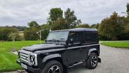 Eis um troféu que merece a atenção dos adeptos do Leicester City: este Land Rover Defender 90 foi comprado por Christian Fuchs em 2016, para celebrar a conquista da liga inglesa.