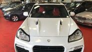 Este Porsche Cayenne de 2008, com um bloco de 4.8 litros, é único no seu género: foi personalizado ao gosto de George Boateng, quando o antigo médio holandês jogava pelo Hull City, depois de passar pelo Conventry, Aston Villa e Middlesbrough.