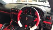 Por 44 mil euros, pode ficar com este SUV com 125 mil quilómetros, pintado em branco metalizado com pormenores em cromado, e jantes de liga leve de 22 polegadas.