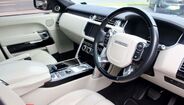 Com 53 mil quilómetros, o V6 turbodiesel de 3.0 litros mantém um interior impecável, dispondo de TV digital e um completo sistema de entretenimento para os ocupantes dos bancos traseiros.
