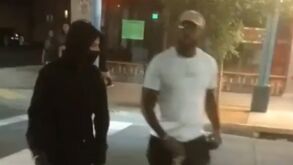 Lutador tira latas de spray a adolescentes nas ruas: «Esta m... ainda é sobre o George Floyd?»