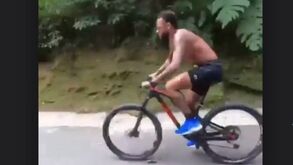 Neymar mostra-se em tronco nu a acelerar em bicicleta