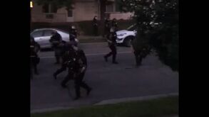 Polícia de choque 'varre' bairros residenciais em Minneapolis: «Para dentro, já!»