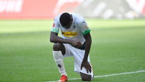 Marcus Thuram ajoelhou-se e tornou-se o rosto do futebol europeu na luta pela igualdade