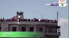 Cenas surreais na Síria: bancadas vazias e centenas a ver o jogo... no terraço