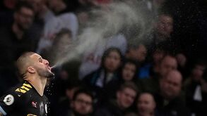 Inspetores da Premier League visitam clubes e avisam jogadores por causa das cuspidelas