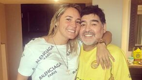 Ex-namorada de Maradona denuncia: «Disse-me que se não ficasse com ele podia ir presa»