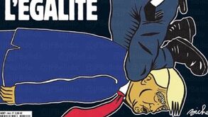 Revista satírica 'Charlie Hebdo' coloca Trump debaixo do joelho do polícia