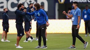 Sinal dos tempos: o cumprimento entre Fábio Silva e Fábio Martins antes do Famalicão-FC Porto