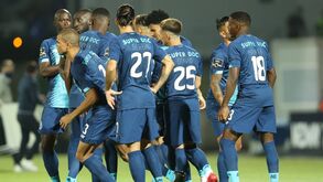 FC Porto com camisolas 'novas' em Famalicão: jogadores escreveram os nomes 'à mão'