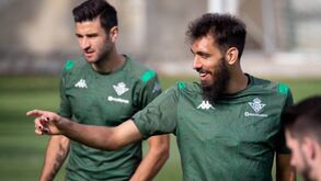 Borja Iglesias aparece no treino com as unhas pintadas de preto e é confrontado por adepto