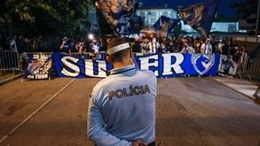 Ingleses e o apoio dos Super Dragões fora do estádio: «Um aviso para a Premier League?»