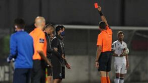 O momento em que Vítor Bruno, adjunto de Conceição, é expulso do banco do FC Porto
