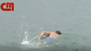 O mergulho de Marcelo Rebelo de Sousa na Ericeira em dia de abertura da época balnear