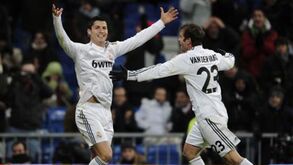 Van der Vaart quis 'provocar' Cristiano Ronaldo mas meteu os pés pelas mãos