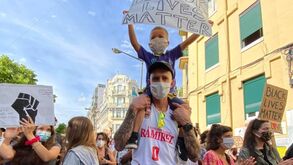 Equipado à Benfica, Micah Downs marca presença na manifestação contra o racismo