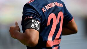 Braçadeiras e até camisolas especiais: Bayern Munique entrou em campo com mensagens contra o racismo
