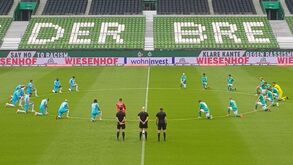 O protesto anti-racismo antes do pontapé de saída do Werder Bremen-Wolfsburgo 