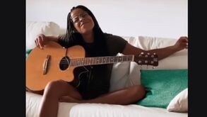 Jéssica Silva manifesta-se à viola contra o racismo