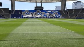 Tarja dos Super Dragões afixada na bancada do Estádio do Dragão