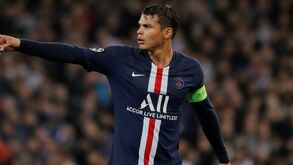 Ex-médio do PSG arrasa Thiago Silva: «Chorou um ano para renovar e até a mulher se meteu»