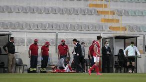 Nova contrariedade no Benfica: Grimaldo sai com queixas diante do Portimonense