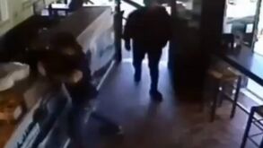 Presidente do Panathinaikos no bar do líder da claque: tentaram invadir a sua casa e ele faz isto