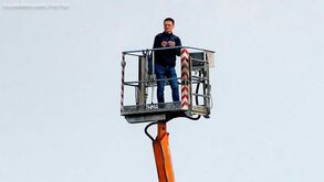 A isto se chama amor ao clube: adepto polaco aluga grua para ver jogo da equipa do coração