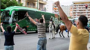 Policiamento reforçado e muito apoio junto ao estádio: os momentos antes do Sevilha-Betis