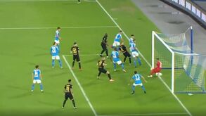 Ospina fica muito mal na figura no primeiro golo do Inter diante do Nápoles