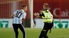 Maiorca-Barcelona é à porta fechada... mas este adepto invadiu o relvado