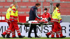 Avançado do Mainz sai de maca após choque arrepiante e é transportado ao hospital