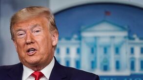 Trump diz que não volta a ver futebol se os jogadores se ajoelharem durante o hino dos EUA