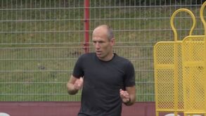 Arjen Robben filmado a treinar no centro de treinos do Bayern Munique