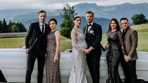 Mulher de Seferovic recorda dia do casamento e faz analogia com série da Netflix
