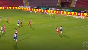 Luis Díaz ainda colocou a bola na baliza do Aves mas lance foi anulado por falta de Tomás Esteves