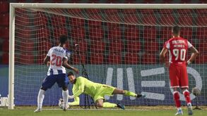 Árbitro marcou penálti para o FC Porto neste lance com muitos protestos do Aves: Zé Luís desperdiçou