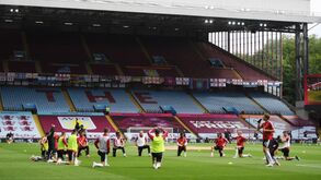 Bancadas vazias, pontos de desinfeção e jornalistas afastados: aí está o regresso da Premier League