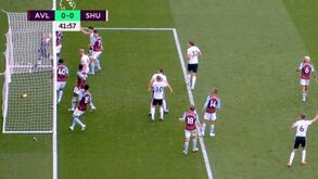 Polémica na Premier League: bola entra na baliza e ninguém (nem o relógio) avisa o árbitro