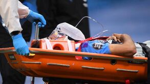 Jovem defesa do Manchester City lesiona-se com gravidade em choque com guarda-redes