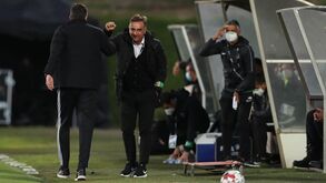 O cumprimento de amigos entre Lage e Carvalhal